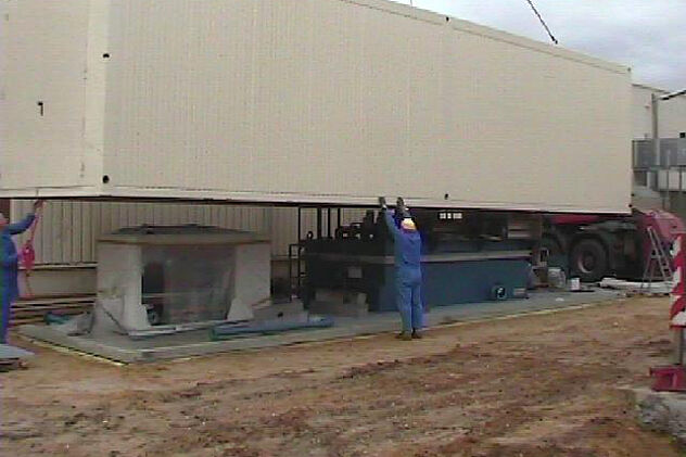 Leiblein Zentralanlage bei der Aluminiumzerspanung - Montage Container