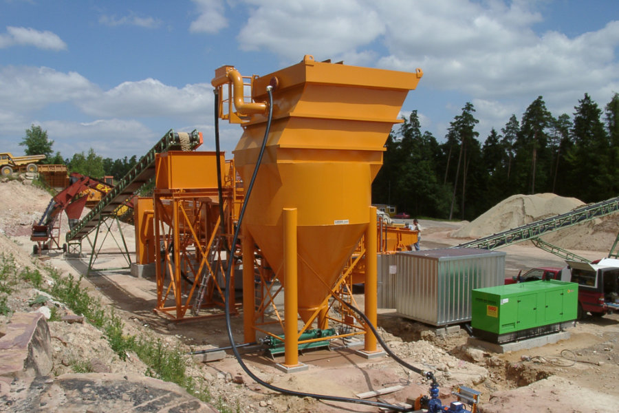 Leiblein lamella separator with enlarged buffer for sludge in a sand pit