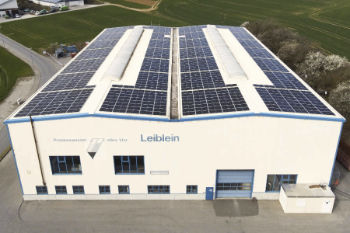 Neue Photovoltaikanlage auf dem Dach der 2.400 m² großen Produktionshalle